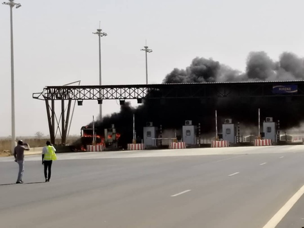Autoroute à péage : un camion et le poste de péage calcinés Autoroute à péage : un camion et le poste de péage calcinés