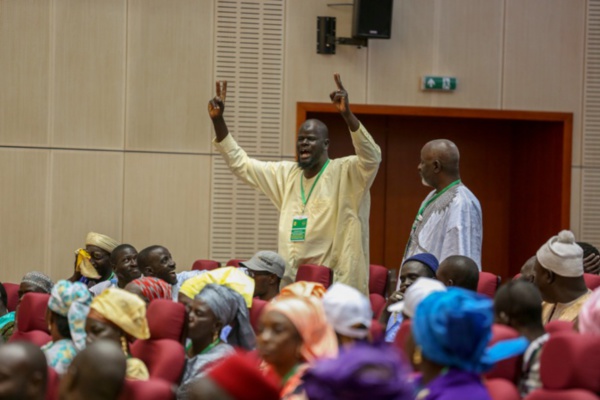 Nouakchott : Le président Macky Sall a rencontré les Sénégalais établis en Mauritanie. Nouakchott : Le président Macky Sall a rencontré les Sénégalais établis en Mauritanie.
