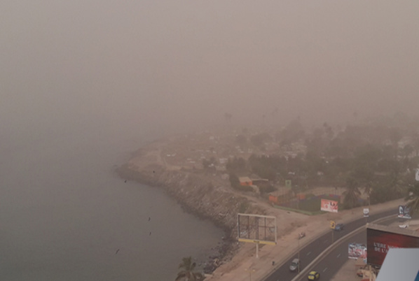DAKAR SOUS UN NUAGE DE POUSSIÈRE