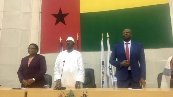 Le président de l'Assemblée nationale Cipriano Cassama a été investi vendredi 28 février au soir président par intérim jusqu’au règlement du contentieux électoral par la Cour suprême. Mais le palais présidentiel est occupé par Umaro Sissoco Embalo. Le président de l'Assemblée nationale Cipriano Cassama a été investi vendredi 28 février au soir président par intérim jusqu’au règlement du contentieux électoral par la Cour suprême. Mais le palais présidentiel est occupé par Umaro Sissoco Embalo.