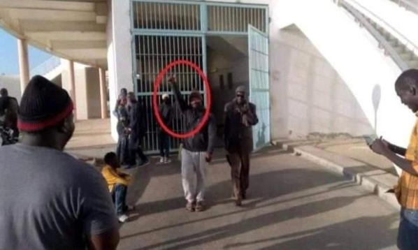 La première image de la libération de Guy Marius Sagna La première image de la libération de Guy Marius Sagna