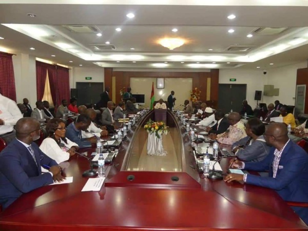 Première réunion du Conseil des Ministres à Bissau sous Embalo- Ce qu'a dit le Pr Umaro Sissoco aux membres du gouvernement Première réunion du Conseil des Ministres à Bissau sous Embalo- Ce qu'a dit le Pr Umaro Sissoco aux membres du gouvernement
