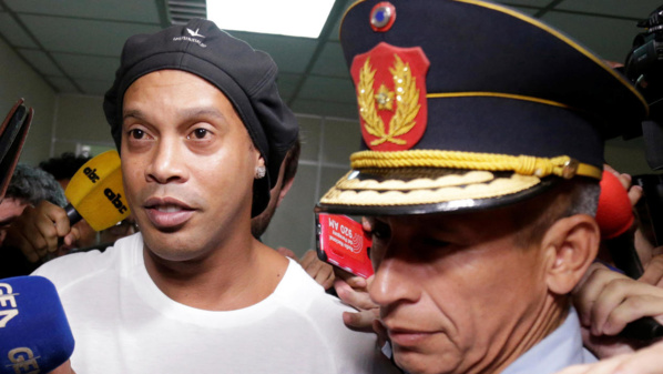 L'ex-footballeur Ronaldinho en détention provisoire au Paraguay pour usage de faux passeport