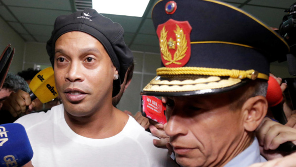 L'ex-footballeur Ronaldinho en détention provisoire au Paraguay pour usage de faux passeport L'ex-footballeur Ronaldinho en détention provisoire au Paraguay pour usage de faux passeport