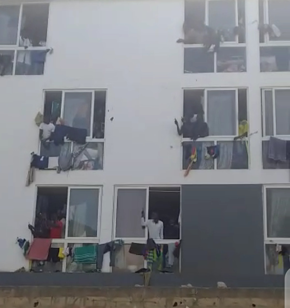 Scènes de liesses à l'UCAD après l'annonce du Pr Macky Sall de fermer les écoles Scènes de liesses à l'UCAD après l'annonce du Pr Macky Sall de fermer les écoles