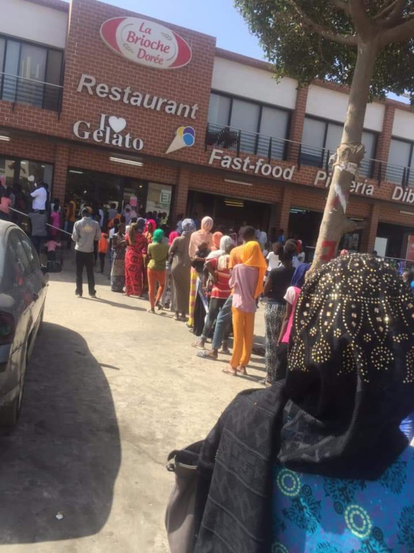 Arrêt sur image! Les gens en longues files  indiennes devant les boulangeries