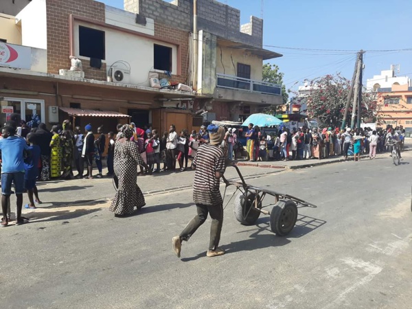 Arrêt sur image! Les gens en longues files  indiennes devant les boulangeries Arrêt sur image! Les gens en longues files  indiennes devant les boulangeries