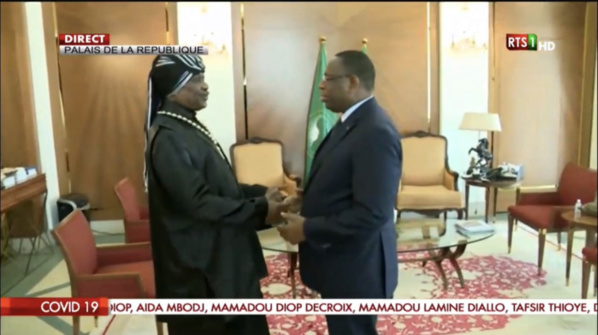 Palais de la République : Serigne Modou Kara viole les règles, refuse le gel alcoolisé et serre la main au Président. Palais de la République : Serigne Modou Kara viole les règles, refuse le gel alcoolisé et serre la main au Président.