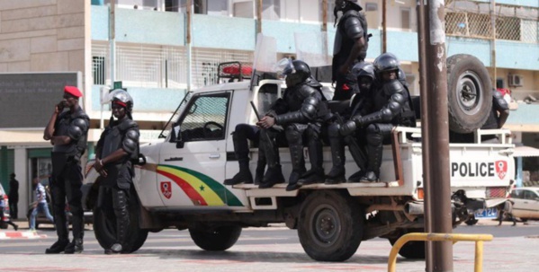 Premier jour de couvre-feu au Sénégal : Ces images qu'on n'aime pas voir de la police. Premier jour de couvre-feu au Sénégal : Ces images qu'on n'aime pas voir de la police.