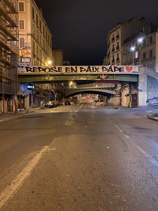 OM : une banderole en hommage à Pape Diouf à Marseille OM : une banderole en hommage à Pape Diouf à Marseille