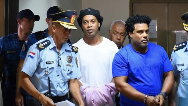 Faux passeport : Ronaldinho assigné à résidence dans un hôtel au Paraguay Faux passeport : Ronaldinho assigné à résidence dans un hôtel au Paraguay