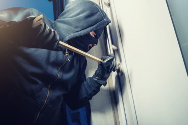 CAMBRIOLAGE DANS UN APPARTEMENT AU PLATEAU : Deux ex-taulards poignardent une domestique et emportent des bijoux en or et en diamant