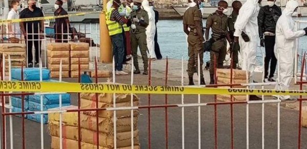 [Photos] Saisie de 5 t de haschisch: l'armée livre le voilier et les membres de l'équipage à la police