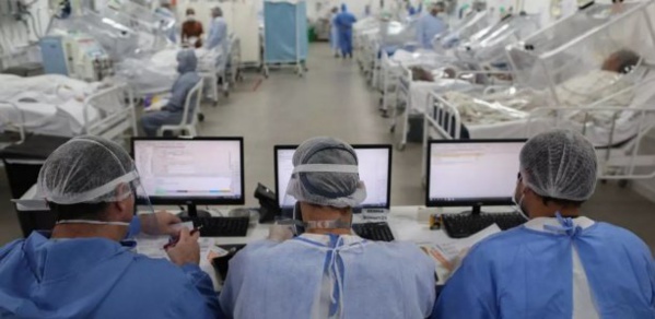 Le coronavirus tue plus de jeunes au Brésil Le coronavirus tue plus de jeunes au Brésil