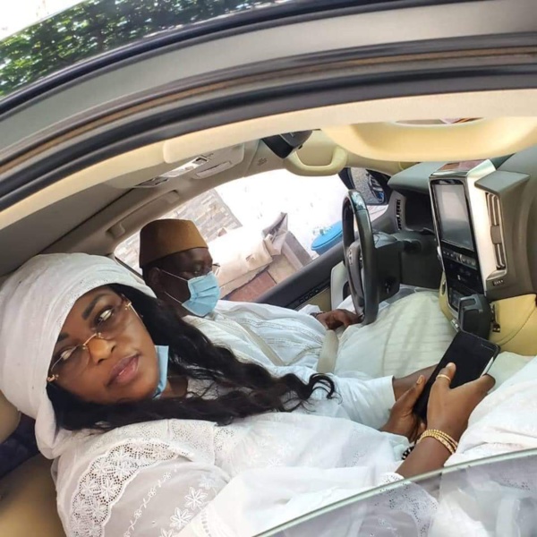 KORITÉ 2020 : Le président Macky Sall au volant, en compagnie de la première dame. KORITÉ 2020 : Le président Macky Sall au volant, en compagnie de la première dame.