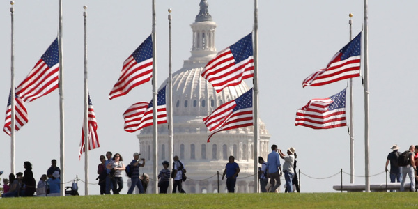 DRAPEAU EN BERNE : LES ÉTATS-UNIS PLEURENT LEURS 100 MILLE MORTS