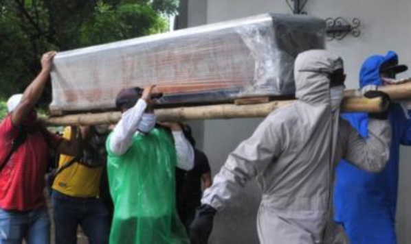 LES POPULATIONS S’OPPOSENT À L’ENTERREMENT D’UNE VICTIME DU CORONAVIRUS LES POPULATIONS S’OPPOSENT À L’ENTERREMENT D’UNE VICTIME DU CORONAVIRUS