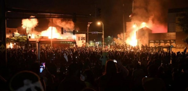 États-Unis : Minneapolis s'embrase après la mort d'un Afro-Américain, tué par la police États-Unis : Minneapolis s'embrase après la mort d'un Afro-Américain, tué par la police
