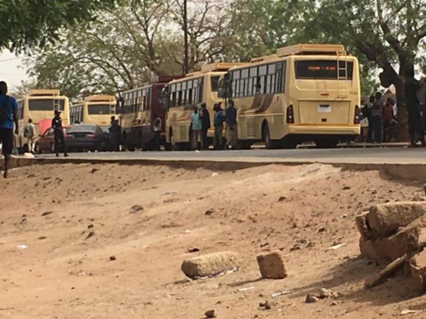 Urgent - Réouverture des classes: Banjul autorise finalement le passage des bus de DDD retenus à la frontière Urgent - Réouverture des classes: Banjul autorise finalement le passage des bus de DDD retenus à la frontière