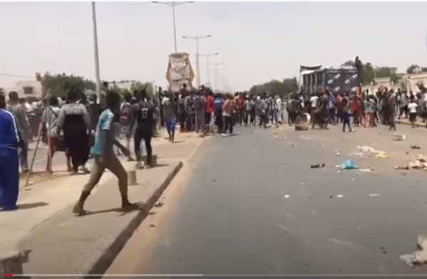 Touba : De violentes échauffourées opposent chauffeurs et forces de l’ordre! Touba : De violentes échauffourées opposent chauffeurs et forces de l’ordre!