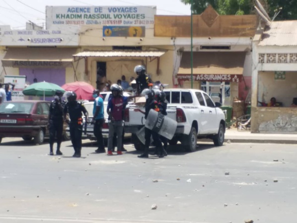 (IMAGES) Du jamais vu à Touba / Des pneus brûlés... Les manifestants menacent de brûler un poste de police. (IMAGES) Du jamais vu à Touba / Des pneus brûlés... Les manifestants menacent de brûler un poste de police.