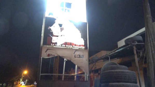 MBACKÈ : La RFM attaquée par des manifestants qui ont aussi brûlé une ambulance.