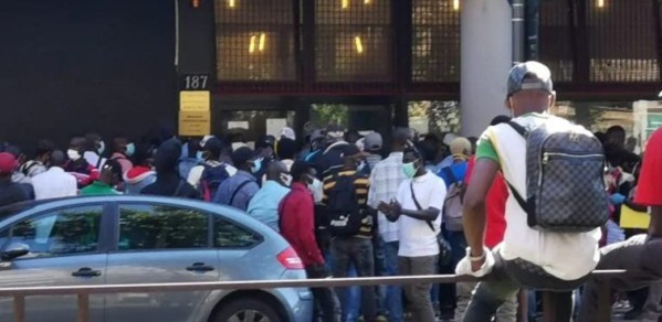 Régularisation des sans-papier : Rush et pagaille devant le consulat du Sénégal à Milan Régularisation des sans-papier : Rush et pagaille devant le consulat du Sénégal à Milan