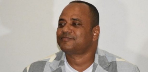 Thiès: Luc Nicolaï boude son lit et dort sur une chaise pliante Thiès: Luc Nicolaï boude son lit et dort sur une chaise pliante