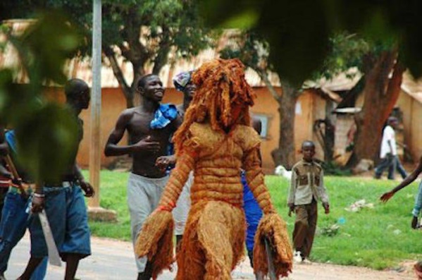 UN KANKOURANG QUI VEILLAIT AU RESPECT DU COUVRE-FEU EFFRAIE UNE FEMME, QUI MEURT UN KANKOURANG QUI VEILLAIT AU RESPECT DU COUVRE-FEU EFFRAIE UNE FEMME, QUI MEURT