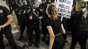 Manifestations à Atlanta après le décès d'un suspect noir abattu par la police Manifestations à Atlanta après le décès d'un suspect noir abattu par la police