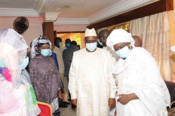 Venu présenter ses condoléances à Aminata Touré : Macky Sall rappelle leur parcours et magnifie les relations qui l'unissaient à sa mère Venu présenter ses condoléances à Aminata Touré : Macky Sall rappelle leur parcours et magnifie les relations qui l'unissaient à sa mère