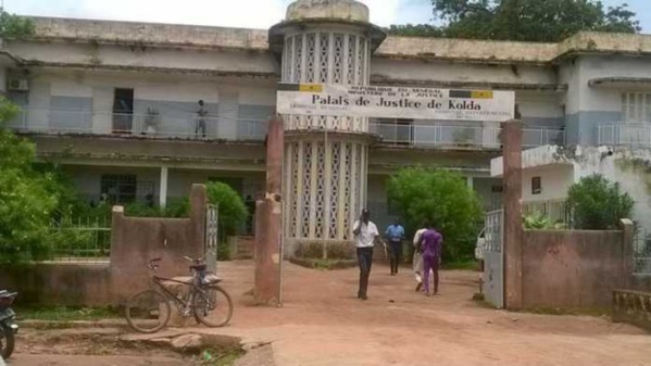 Kolda/ Pour avoir volé près de 30 millions des comptes : Un caissier de la CNCAS accusé et sera jugé en juillet Kolda/ Pour avoir volé près de 30 millions des comptes : Un caissier de la CNCAS accusé et sera jugé en juillet