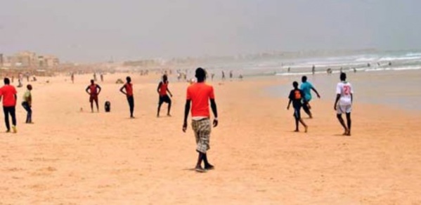 Plage de Yarakh : Un homme surpris dans l'eau sur un garçon Plage de Yarakh : Un homme surpris dans l'eau sur un garçon