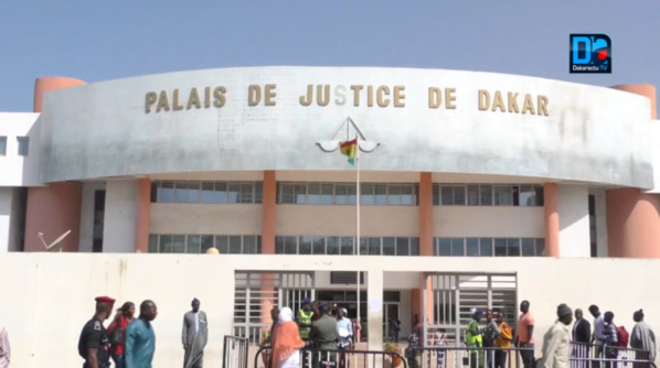 Affaire d’avortement : Cheikh Yérim Seck et les autres personnes citées conduits à la cave en entendant l’avis du procureur.