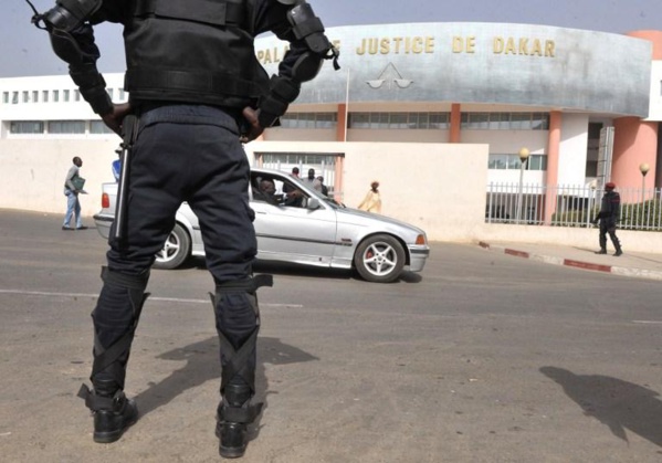UN FAUX POLICIER DÉMASQUÉ GRÂCE À SA FEMME