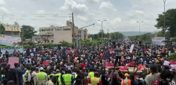 Mali : Les manifestants dans la cour de la télévision publique Mali : Les manifestants dans la cour de la télévision publique