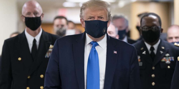 Donald Trump porte un masque pour la première fois en public