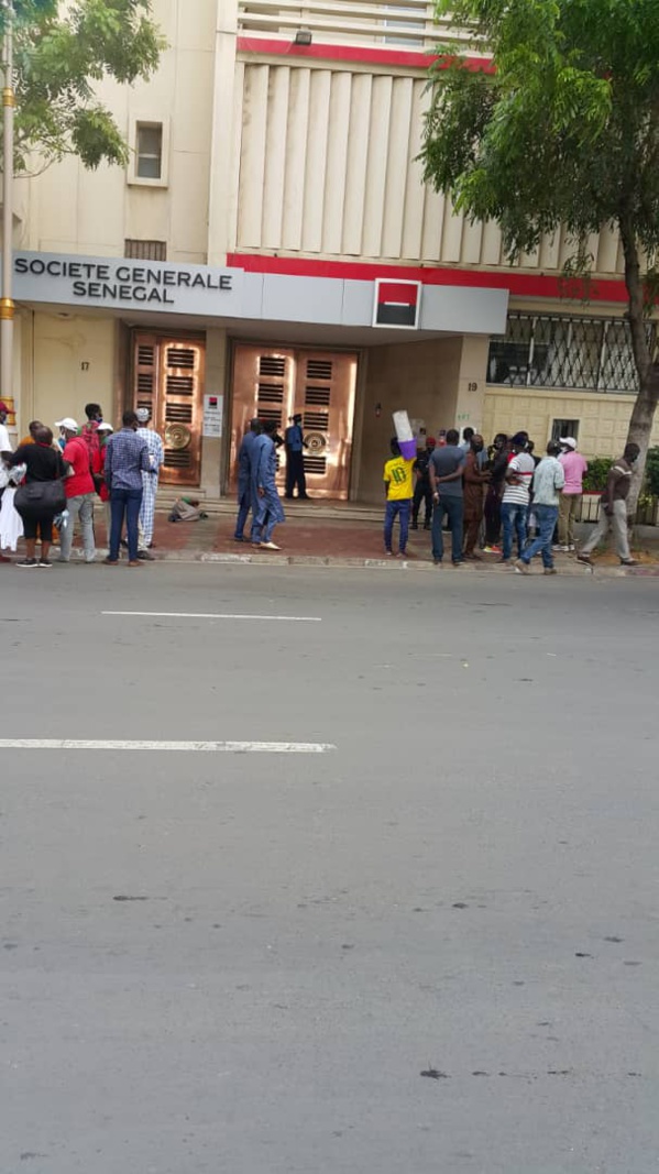 Centre-ville: une voiture dérape, pénètre dans l’agence SGBS et fait deux blessés légers Centre-ville: une voiture dérape, pénètre dans l’agence SGBS et fait deux blessés légers