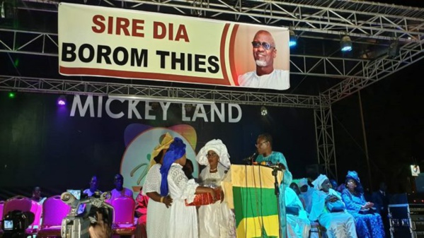 Talla Sylla devient fou et s'en prend à un podium Talla Sylla devient fou et s'en prend à un podium