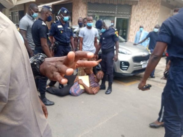Commissariat central : Guy Marius Sagna arrêté. Commissariat central : Guy Marius Sagna arrêté.