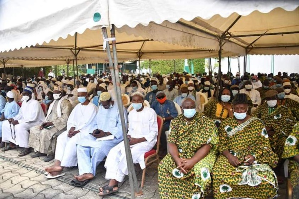 40è jour du décès d’Amadou Gon Coulibaly : Le 1er ministre et la 1ère dame du Mali aux côtés du couple présidentiel ivoirien (IMAGES)