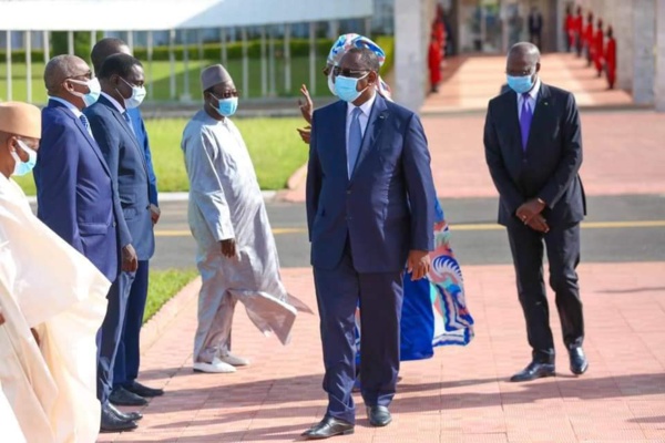 Le Pr Macky Sall a quitté Dakar ce matin avec ... Le Pr Macky Sall a quitté Dakar ce matin avec ...