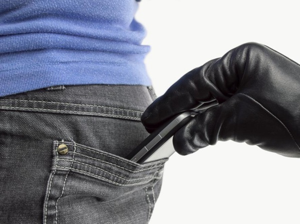 DES VOLEURS DE TÉLÉPHONES TRAHIS PAR LEURS VIDÉOS DES VOLEURS DE TÉLÉPHONES TRAHIS PAR LEURS VIDÉOS