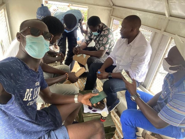 Arrêt sur image! L'arrestation musclée des "Y'en a marristes" Arrêt sur image! L'arrestation musclée des "Y'en a marristes"