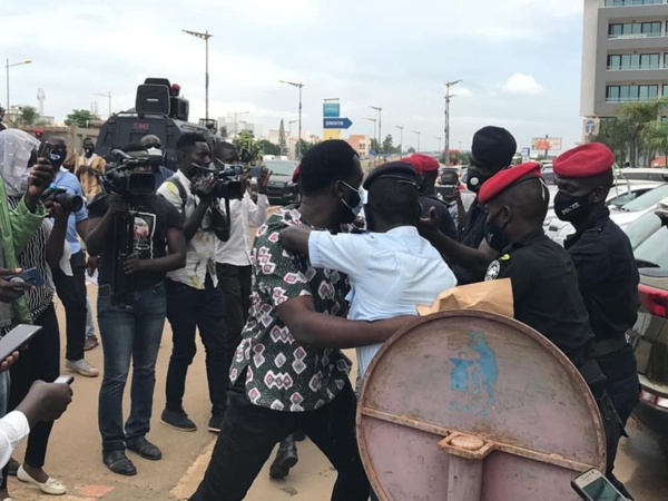 Arrêt sur image! L'arrestation musclée des "Y'en a marristes"