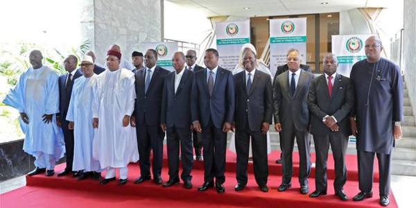 La présidence de la CEDEAO change de main- Le président sortant, Mahamadou Issoufou, a passé le témoin à son homologue Nana Akufo-Addo. La présidence de la CEDEAO change de main- Le président sortant, Mahamadou Issoufou, a passé le témoin à son homologue Nana Akufo-Addo.