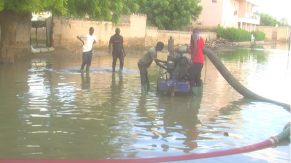 Inondations 2020: La mafia des moto-pompes lorgnerait les 7 milliards de Macky Sall Inondations 2020: La mafia des moto-pompes lorgnerait les 7 milliards de Macky Sall