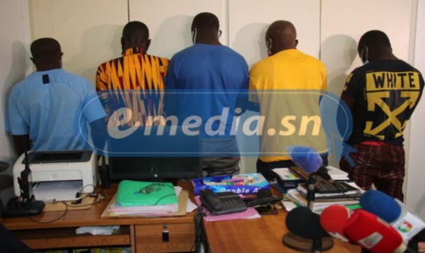 CONFECTION DE TITRES DE TRANSPORT : UN RÉSEAU DE FAUSSAIRES DÉMANTELÉ CONFECTION DE TITRES DE TRANSPORT : UN RÉSEAU DE FAUSSAIRES DÉMANTELÉ