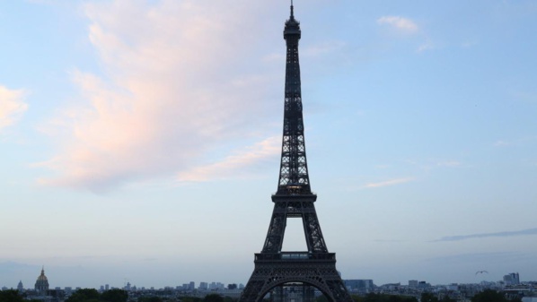 PARIS : LA TOUR EIFFEL ÉVACUÉE APRÈS UNE ALERTE À LA BOMBE PARIS : LA TOUR EIFFEL ÉVACUÉE APRÈS UNE ALERTE À LA BOMBE