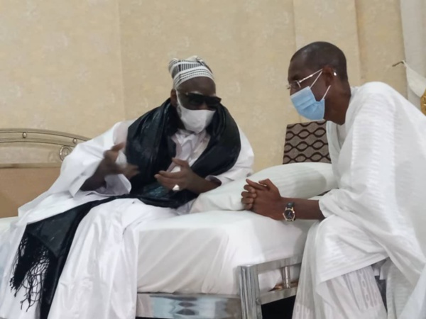 TOUBA - Abdoulaye Daouda Diallo remet au Khalife des Mourides deux titres fonciers au nom du président Macky Sall.